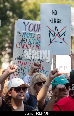 Atlanta, GA/USA - 1. September 2025: Demonstranten halten bei der Demonstration zum Labor Day der Billionäre und dem märz trotzige Fäuste und Zeichen auf. Stockfoto