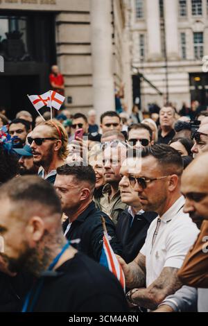 London, Großbritannien – 2025.09.13 – während des Protestes der Meinungsfreiheit versammelten sich die Teilnehmer mit englischen Fahnen und Spruchbändern in den Straßen der Stadt. Stockfoto