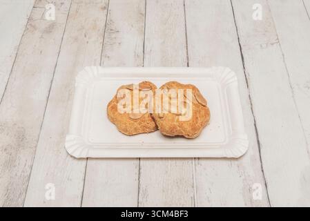 Lebkuchen und Gewürzkekse mit weißer Royal-Glasur, die wie Weihnachtsknöpfe geformt ist und mit Zimt und Nelken duftet. Stockfoto