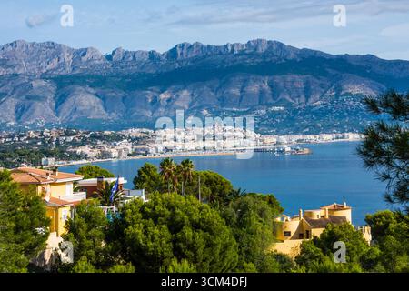 Bucht von Altea und Albir, mit Bernia Massiv, Costa Blanca, Provinz Alicante, Spanien Stockfoto
