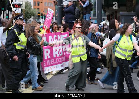 Editorial Images from the National Demonstration – Marsch gegen Tommy Robinson, London, 13. September 2025. Die Berichterstattung umfasst Demonstranten, Banner, Reden Stockfoto