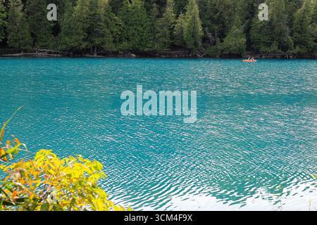 Manlius, NY, USA - 1. September 2025 - Kajakfahrer genießen die letzten Sommertage im Green Lakes State Park im Bundesstaat New York Stockfoto