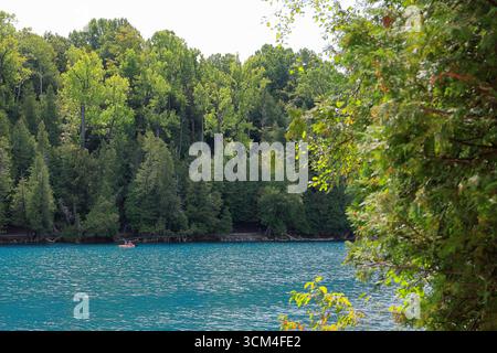 Manlius, NY, USA - 1. September 2025 - Kajakfahrer genießen die letzten Sommertage im Green Lakes State Park im Bundesstaat New York Stockfoto