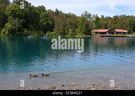 Manlius, NY, USA - 1. September 2025 - Kajakfahrer genießen die letzten Sommertage im Green Lakes State Park im Bundesstaat New York Stockfoto