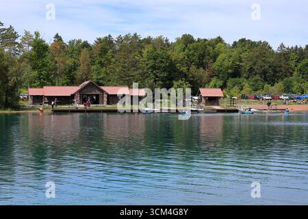 Manlius, NY, USA - 1. September 2025 - Kajakfahrer genießen die letzten Sommertage im Green Lakes State Park im Bundesstaat New York Stockfoto