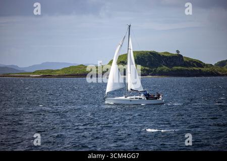 Segelboot auf Loch Linnhe, in der Nähe von Port Appin, Argyll and Bute Council, Schottland, Großbritannien, Europa Stockfoto