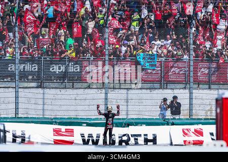 Misano Adriatico, Italien. September 2025. Marco Bezzecchi aus Italien und Aprilia Racing sahen mit seinen Anhängern beim MotoGP GP16 Red Bull Grand Prix von San Marino und beim Rimini Riviera - Rennen auf dem Misano World Circuit Marco Simoncelli Credit: dpa/Alamy Live News Stockfoto