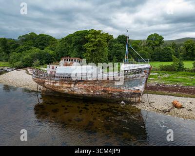 Luftaufnahme eines heruntergekommenen Fischerbootes am Strand, Corpach, Argyll and Bute Council, Schottland, Großbritannien, Europa Stockfoto