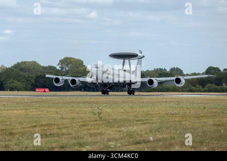 Französische Luft- und Raumfahrtkräfte - Boeing E-3 Sentry, Ankunft bei der RAF Fairford, um an der Royal International Air Tattoo 2025 teilzunehmen. Stockfoto