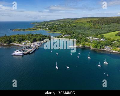 Aus der Vogelperspektive des Boutique-Kreuzfahrtschiffs MV Lord of the Highlands (Thurgau Travel) am Armadale Pier mit Segelbooten, die in Armadale Bay, Armadale, liegen Stockfoto