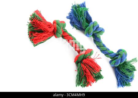 Spielzeuge zum Spielen mit einem Hund. Farbige Seile isoliert auf weißem Hintergrund. Stockfoto