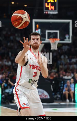 Riga, Lettland. September 2025. Ercan Osmani der Türkei während des Basketball-Endspiels der FIBA EuroBasket 2025 zwischen der Türkei und Deutschland am 14. September 2025. In Riga, Lettland. (Quelle: Pedja Milosavljevic/Alamy Live News Stockfoto