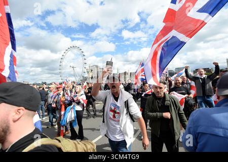 London, Großbritannien. September 2025. LONDON, ENGLAND – 13. SEPTEMBER: „Unite the Kingdom“-Kundgebung, organisiert von dem Aktivisten Tommy Robinson (auch bekannt als Stephen Yaxley-Lennon), die durch den Parliament Square in Central London kam, wo mehr als 100.000 Proteste gegen die Einwanderungspolitik der britischen Regierung protestierten. September 2025 in London, England.CAP/AOU © AOU/Capital Pictures Credit: Capital Pictures/Alamy Live News Stockfoto
