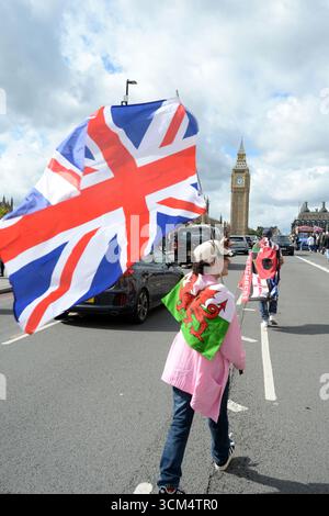 London, Großbritannien. September 2025. LONDON, ENGLAND – 13. SEPTEMBER: „Unite the Kingdom“-Kundgebung, organisiert von dem Aktivisten Tommy Robinson (auch bekannt als Stephen Yaxley-Lennon), die durch den Parliament Square in Central London kam, wo mehr als 100.000 Proteste gegen die Einwanderungspolitik der britischen Regierung protestierten. September 2025 in London, England.CAP/AOU © AOU/Capital Pictures Credit: Capital Pictures/Alamy Live News Stockfoto