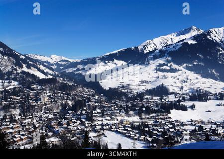 Erhöhte Ansicht von Gstaad, Berner Oberland, Kanton Bern, Schweiz Stockfoto