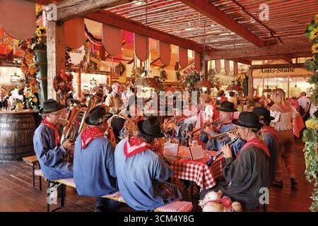 Band in einem Bierzelt, Cannstatter Volksfest, Stuttgart, Baden-Württemberg, Deutschland Stockfoto