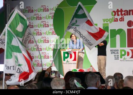 Reggio Emilia, Italien. September 2025. Reggio Emilia. Elly Schlein, Sekretärin der Demokratischen Partei, während der Abschlussveranstaltung des Festivals der nationalen Einheit. Quelle: Unabhängige Fotoagentur/Alamy Live News Stockfoto