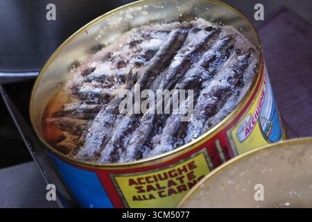 Gesalzene Sardinen in der Dose, Fischmarkt, Catania, Sizilien, Italien Stockfoto
