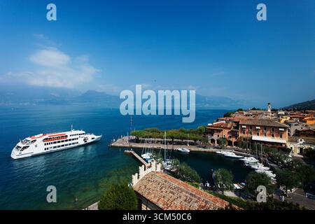 Ausflugsschiff, Hafen, Torri del Benaco, Gardasee, Veneto, Italien Stockfoto