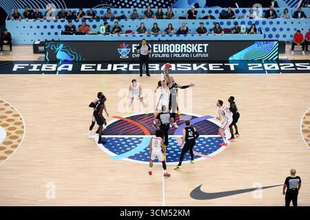 Riga, Lettland. September 2025. Basketball: Europameisterschaft, Deutschland - Türkei, K.-o.-Runde, Finale, Sprungball zu Beginn des Spiels. Quelle: Matthias Stickel/dpa/Alamy Live News Stockfoto