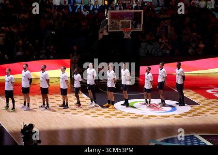 Riga, Lettland. September 2025. Basketball: Europameisterschaft, Deutschland - Türkei, K.-o.-Runde, Finale, deutsche Spieler hören die Hymne. Quelle: Matthias Stickel/dpa/Alamy Live News Stockfoto