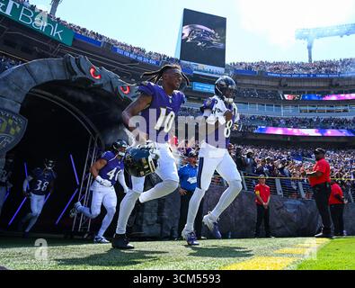 Baltimore, Usa. September 2025. Baltimore Ravens Quarterback Lamar Jackson (8) und Wide Receiver DeAndre Hopkins (10) treten am Sonntag, den 14. September 2025, im M&T Bank Stadium in Baltimore, Maryland, gegen die Cleveland Browns ein. Foto: David Tulis/UPI Credit: UPI/Alamy Live News Stockfoto