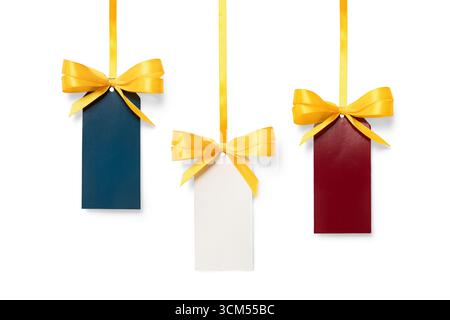 Set von Geschenkanhängern aus Papier in Rot-, weiß- und dunklen Tönen mit goldenen Schleifen, isoliert auf weißem Hintergrund. Ideal für Produktbranding, Verkaufsförderung und se Stockfoto