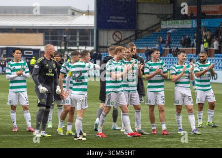Kilmarnock, Großbritannien. Kilmarnock, Großbritannien. September 2025. Kilmarnock FC spielte Celtic FC im Rugby Park, Kilmarnock, Ayrshire, Schottland in einem William Hill Premiership Spiel. Das Finale war Kilmarnock 1:2 Celtic.Celtic Spieler applaudieren ihren Fans am Ende des Spiels. Quelle: Findlay/Alamy Live News Stockfoto