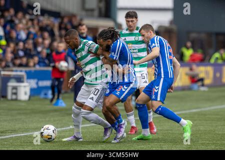 Kilmarnock, Großbritannien. Kilmarnock, Großbritannien. September 2025. Kilmarnock FC spielte Celtic FC im Rugby Park, Kilmarnock, Ayrshire, Schottland in einem William Hill Premiership Spiel. Das Finale war Kilmarnock 1:2 Celtic. Michel-Ange Balikwisha (C10) mit dem Ball wird von Dominic Thompson (K3) und Liam Polworth (K31) angegriffen Stockfoto