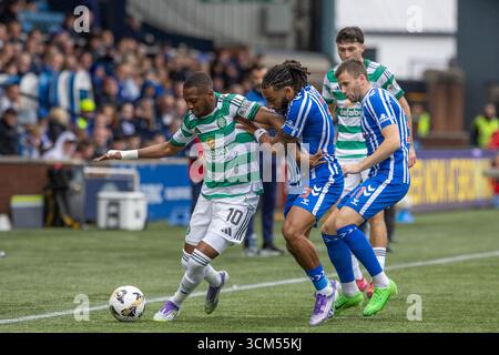 Kilmarnock, Großbritannien. Kilmarnock, Großbritannien. September 2025. Kilmarnock FC spielte Celtic FC im Rugby Park, Kilmarnock, Ayrshire, Schottland in einem William Hill Premiership Spiel. Das Finale war Kilmarnock 1:2 Celtic. Michel-Ange Balikwisha (C10) mit dem Ball wird von Dominic Thompson (K3) und Liam Polworth (K31) angegriffen Stockfoto