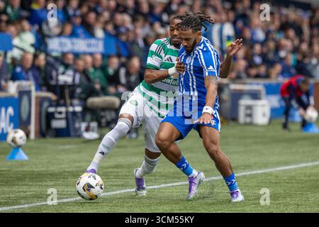 Kilmarnock, Großbritannien. Kilmarnock, Großbritannien. September 2025. Kilmarnock FC spielte Celtic FC im Rugby Park, Kilmarnock, Ayrshire, Schottland in einem William Hill Premiership Spiel. Das Finale war Kilmarnock 1:2 Celtic. Dominic Thompson (K3) und Michel-Ange Balikwisha (C10) treten um den Ball an. Quelle: Findlay/Alamy Live News Stockfoto