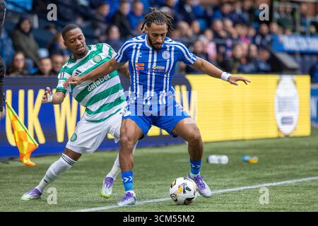 Kilmarnock, Großbritannien. Kilmarnock, Großbritannien. September 2025. Kilmarnock FC spielte Celtic FC im Rugby Park, Kilmarnock, Ayrshire, Schottland in einem William Hill Premiership Spiel. Das Finale war Kilmarnock 1:2 Celtic. Dominic Thompson (K3) und Michel-Ange Balikwisha (C10) treten um den Ball an. Quelle: Findlay/Alamy Live News Stockfoto