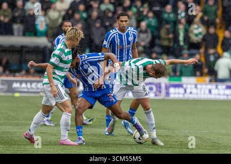 Kilmarnock, Großbritannien. Kilmarnock, Großbritannien. September 2025. Kilmarnock FC spielte Celtic FC im Rugby Park, Kilmarnock, Ayrshire, Schottland in einem William Hill Premiership Spiel. Das Finale war Kilmarnock 1:2 Celtic. Dominic Thompson (K3) und Benjamin Nygren (C8) treten um den Ball an, wobei Daizen Maeda (C38) darauf wartet Stockfoto