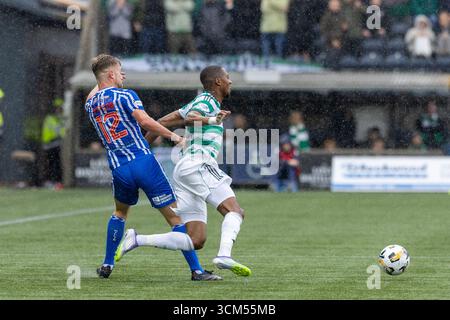 Kilmarnock, Großbritannien. Kilmarnock, Großbritannien. September 2025. Kilmarnock FC spielte Celtic FC im Rugby Park, Kilmarnock, Ayrshire, Schottland in einem William Hill Premiership Spiel. Das Finale war Kilmarnock 1:2 Celtic. Michel-Ange Balikwisha (C10) wird von David Watson (K12) angegriffen. Quelle: Findlay/Alamy Live News Stockfoto