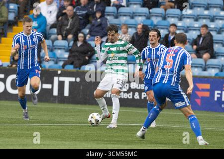 Kilmarnock, Großbritannien. Kilmarnock, Großbritannien. September 2025. Kilmarnock FC spielte Celtic FC im Rugby Park, Kilmarnock, Ayrshire, Schottland in einem William Hill Premiership Spiel. Das Finale war Kilmarnock 1:2 Celtic. Sebastian Tounekti (C23) wird von Kilmarnock-Verteidigern angegriffen. Quelle: Findlay/Alamy Live News Stockfoto