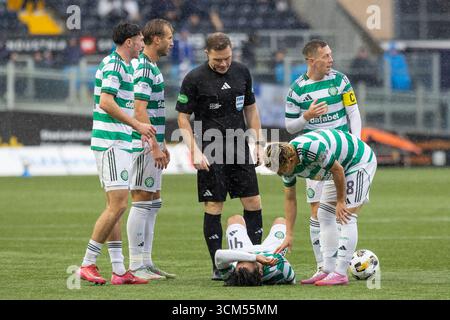 Kilmarnock, Großbritannien. Kilmarnock, Großbritannien. September 2025. Kilmarnock FC spielte Celtic FC im Rugby Park, Kilmarnock, Ayrshire, Schottland in einem William Hill Premiership Spiel. Das Finale war Kilmarnock 1:2 Celtic. REO Hatate (C411) liegt verletzt und wird von Callum McGregor (C42), Celtic Captain und anderen keltischen Spielern überprüft. Quelle: Findlay/Alamy Live News Stockfoto