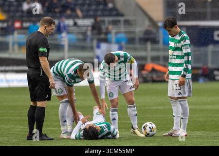 Kilmarnock, Großbritannien. Kilmarnock, Großbritannien. September 2025. Kilmarnock FC spielte Celtic FC im Rugby Park, Kilmarnock, Ayrshire, Schottland in einem William Hill Premiership Spiel. Das Finale war Kilmarnock 1:2 Celtic. REO Hatate (C411) liegt verletzt und wird von Callum McGregor (C42), Celtic Captain und anderen keltischen Spielern überprüft. Quelle: Findlay/Alamy Live News Stockfoto