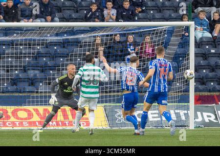 Kilmarnock, Großbritannien. Kilmarnock, Großbritannien. September 2025. Kilmarnock FC spielte Celtic FC im Rugby Park, Kilmarnock, Ayrshire, Schottland in einem William Hill Premiership Spiel. Das Finale war Kilmarnock 1:2 Celtic. David Watson (K12) versucht zu schießen. Quelle: Findlay/Alamy Live News Stockfoto