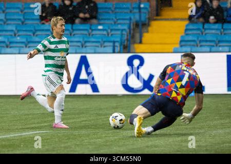 Kilmarnock, Großbritannien. Kilmarnock, Großbritannien. September 2025. Kilmarnock FC spielte Celtic FC im Rugby Park, Kilmarnock, Ayrshire, Schottland in einem William Hill Premiership Spiel. Das Finale war Kilmarnock 1:2 Celtic. Daizen Maeda (C38) versucht zu schießen und wird von Max Stryjek, Kilmarnock Torhüter Credit: Findlay/ Alamy Live News gerettet Stockfoto
