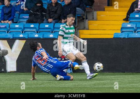 Kilmarnock, Großbritannien. Kilmarnock, Großbritannien. September 2025. Kilmarnock FC spielte Celtic FC im Rugby Park, Kilmarnock, Ayrshire, Schottland in einem William Hill Premiership Spiel. Das Finale war Kilmarnock 1:2 Celtic. James Brown (K15) stellt Kieran Tierney (C63) in Angriff. Quelle: Findlay/Alamy Live News Stockfoto