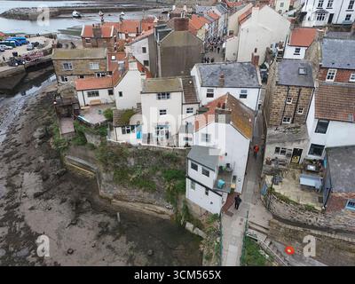 Aus der Vogelperspektive von Staithes, dem Fischerdorf und dem Fischerhafen im Stadtteil Scarborough in North Yorkshire, England Stockfoto