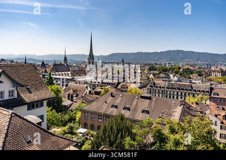 Panoramablick von der Polyterrasse an einem sonnigen Tag mit Dächern und Kirchtürmen der historischen Altstadt von Zürich, Schweiz. Stockfoto