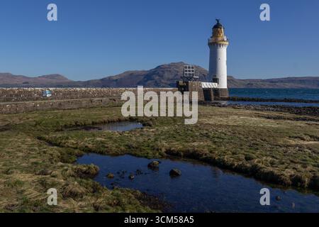 Der Rubha nan Gall Lighthouse mit der kleinen Schutzmauer auf der Insel Mull Stockfoto