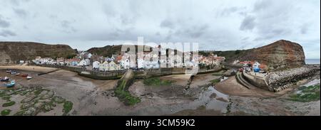 Panoramablick auf Staithes Küstendorf und Fischerhafen im Stadtteil Scarborough in North Yorkshire, England Stockfoto