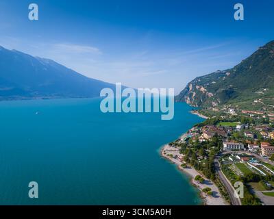 Panoramablick auf den Gardasee. Aus der Vogelperspektive auf den Gardasee und die Umgebung von Limone sul Garda. Lombardei-Drohnenlandschaft Stockfoto