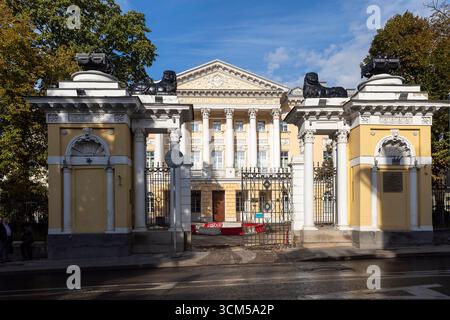 Moskau, Russland, 25. August 2025, Historisches Jauzskaja Krankenhaus und Tore in Moskau, Russland Stockfoto