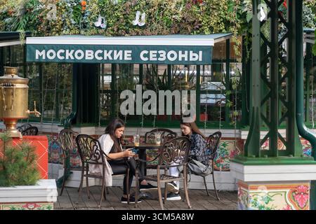Moskau, Russland, 25. August 2025, Moscow Seasons Festival Cafe with Two Women Stockfoto