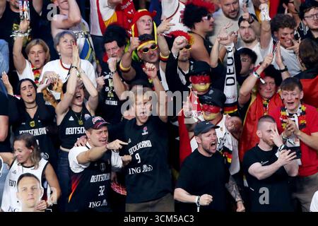 Riga, Lettland. September 2025. Basketball: Europameisterschaft, Deutschland - Türkei, K.-o.-Runde, Finale, deutsche Fans jubeln. Quelle: Matthias Stickel/dpa/Alamy Live News Stockfoto