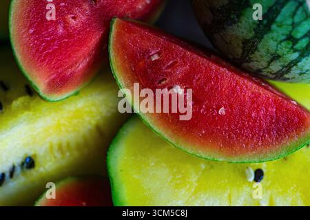 Gelbe und rote Wassermelone, in Scheiben geschnitten Stockfoto