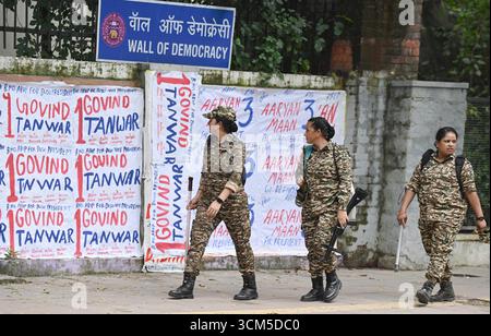 Neu-Delhi, Indien. September 2025. NEW DELHI, INDIEN - 14. SEPTEMBER: Sicherheitspersonal am North Campus Delhi University für die bevorstehende DUSU-Wahl am 14. September 2025 in New Delhi, Indien. (Foto: Sanjeev Verma/Hindustan Times/SIPA USA) Credit: SIPA USA/Alamy Live News Stockfoto